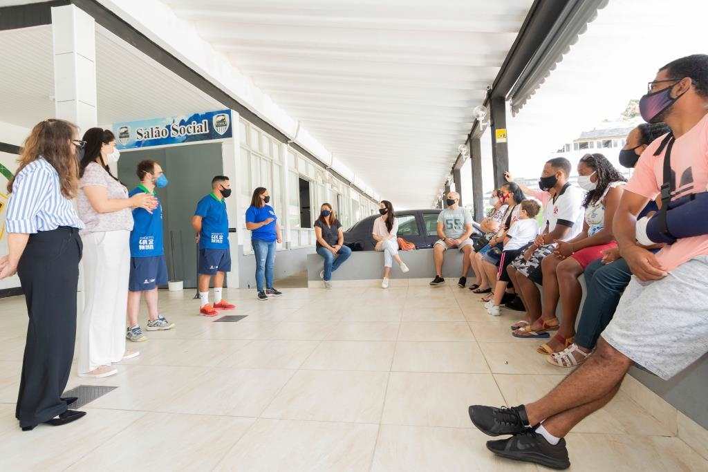 Carolina De Paula consultora da Unesco conversa com equipe gestora do projeto e responsáveis pelos alunos do Gol do Brasil