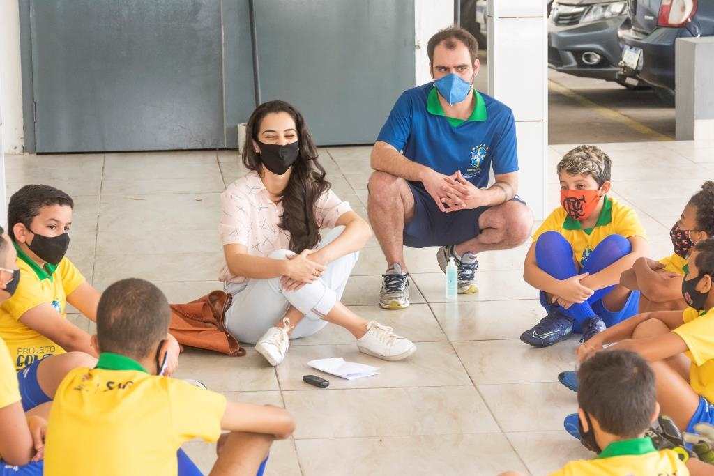 Carolina De Paula da Unesco com crianças do Gol do Brasil em Teresópolis