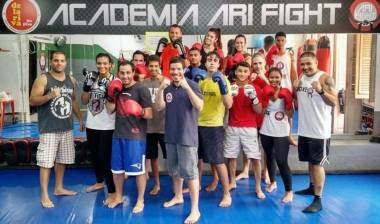 Dudu a direita com muitos de seus alunos e alunas