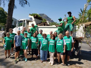 Heitor Wegmann junto a moradores que acreditam no voluntariado