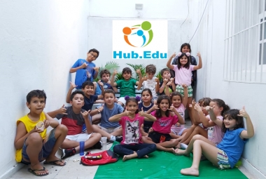 Crian&ccedil;as de diferentes turmas no lanche coletivo do Hub.Edu 