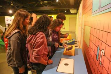 Jovens interagem com o cen&aacute;rio da exposi&ccedil;&atilde;o "Saud&aacute;vel Mente"