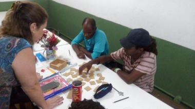 Projeto da Comdep alfabetiza trabalhadores de reciclagem em Petr&oacute;polis