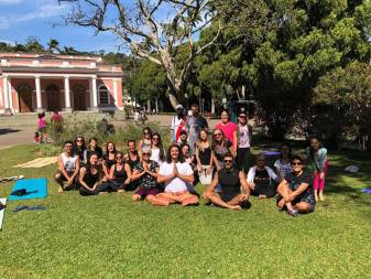 Prática de yoga no Museu Imperial se torna atração turística em Petrópolis