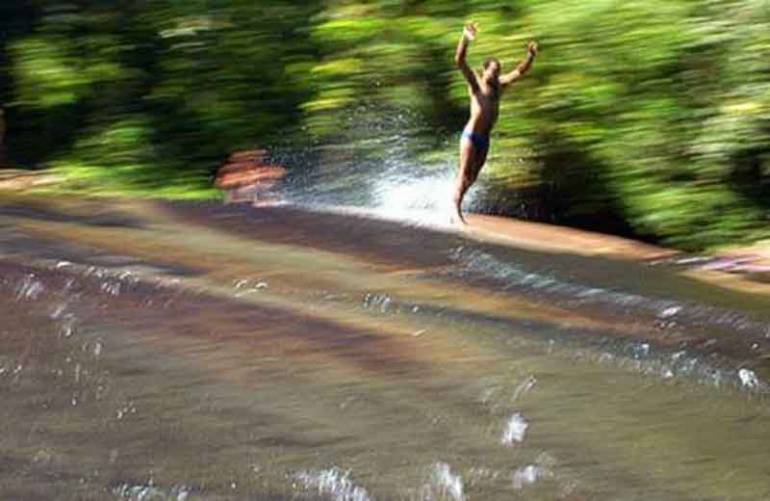 Cachoeira do Tobogã em Paraty: surfando em ondas de pedras!