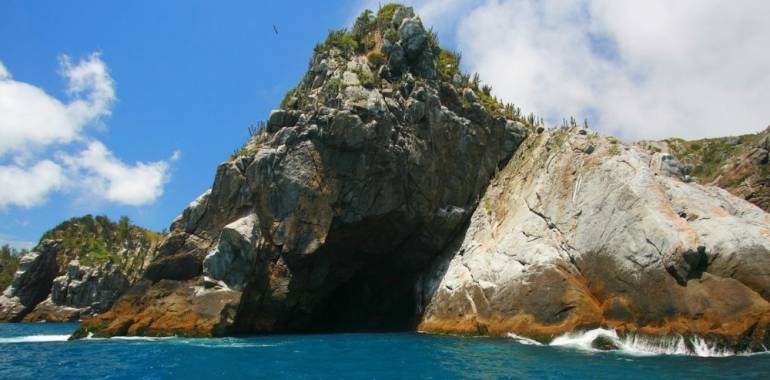 A Gruta Azul em Arraial do Cabo fica na Ilha de Cabo Frio, em sua lateral de mar aberto.