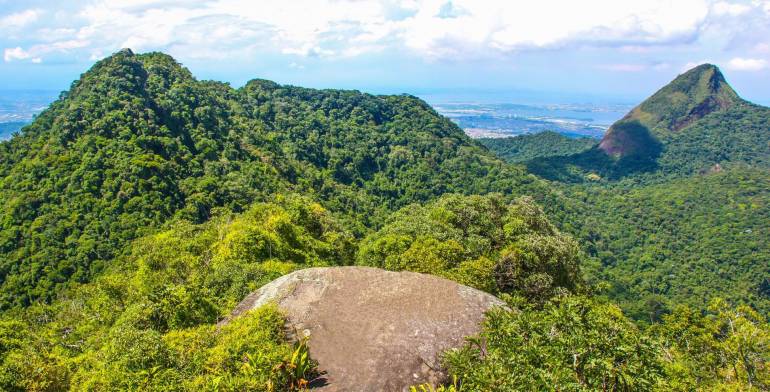 Morro da Cocanha. Com 982 metros de altitude fica ao lado do Bico do Papagaio e Pico da Tijuca.