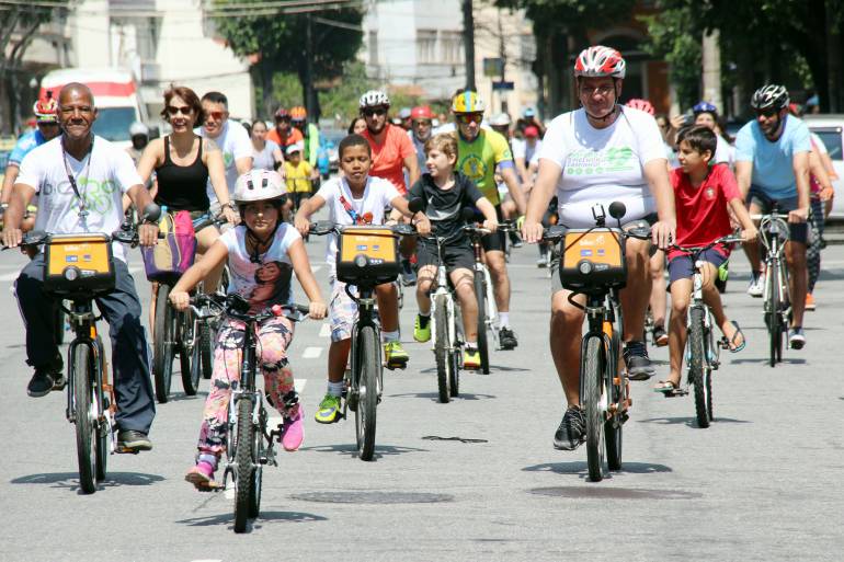 Prefeitura lança campanha de conscientização na pedalada que reuniu cerca de 200 ciclistas da Tijuca à Praça XV