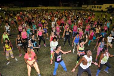 Projeto Zumba para Todos promove aula em alus&atilde;o ao Outubro Rosa nesta quarta-feira em Itatiaia