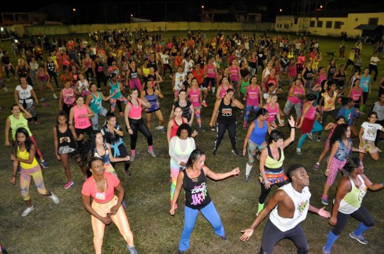 Projeto Zumba para Todos promove aula em alusão ao Outubro Rosa nesta quarta-feira em Itatiaia