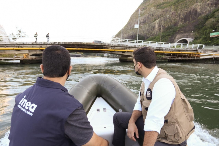 Secretaria de Estado do Ambiente e Sustentabilidade e Inea combatem despejo irregular de esgoto no Canal de Marapendi