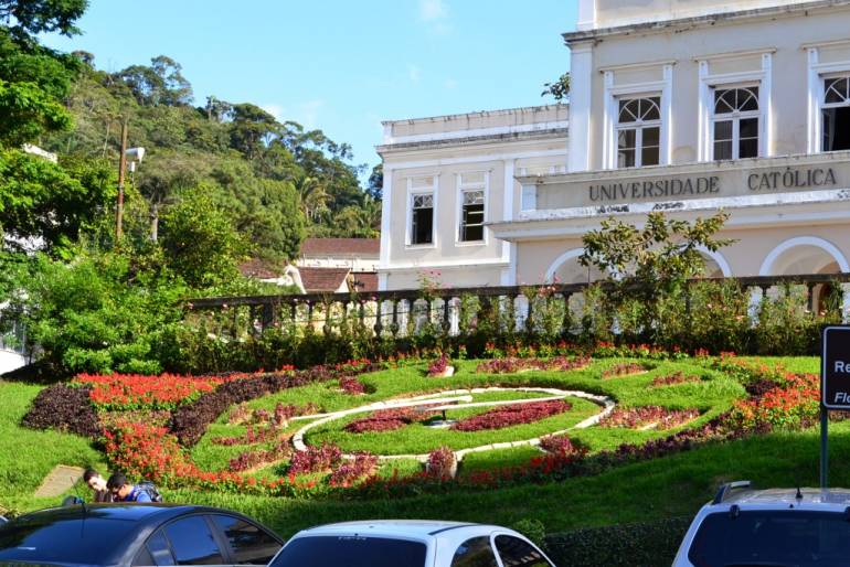 Relógio das Flores. Impossível perder a hora no centro da cidade Imperial.