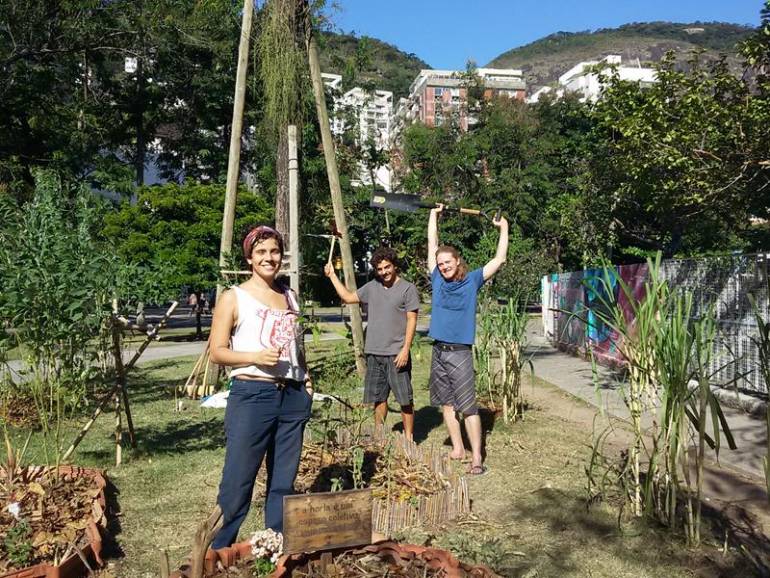 Dafne Rozencwaig, Lucas Gouvea e Alexandre Gnattali do Coletivo Horta Nossa em pleno cultivo em uma das praças 