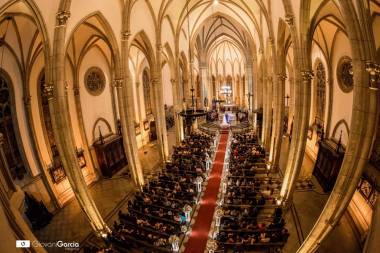 A Catedral São Pedro de Alcântara faz cosquinhas no pé no céu de Petrópolis.