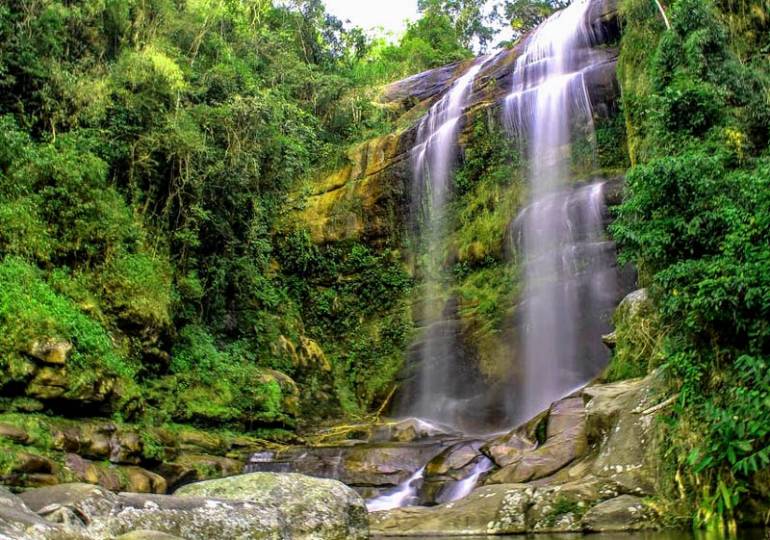 Cachoeiras dos 13 km. A imponente queda d&#039;água das terras do império em Petrópolis.