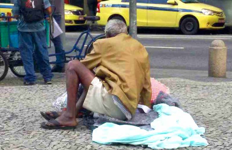 Enxugando gelo? Em regra, a todos incomoda ver moradores de rua, vivendo debaixo de viadutos e marquises.