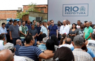 Crivella anuncia constru&ccedil;&atilde;o de Cl&iacute;nica da Fam&iacute;lia e de Pra&ccedil;a com piscina em comunidade em Santa Cruz