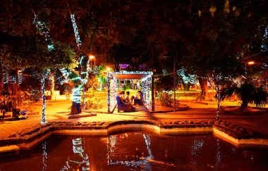 O Natal chegou em Mangaratiba: Centro ganhou ilumina&ccedil;&atilde;o especial de Natal e Papai Noel chega na sexta (21)