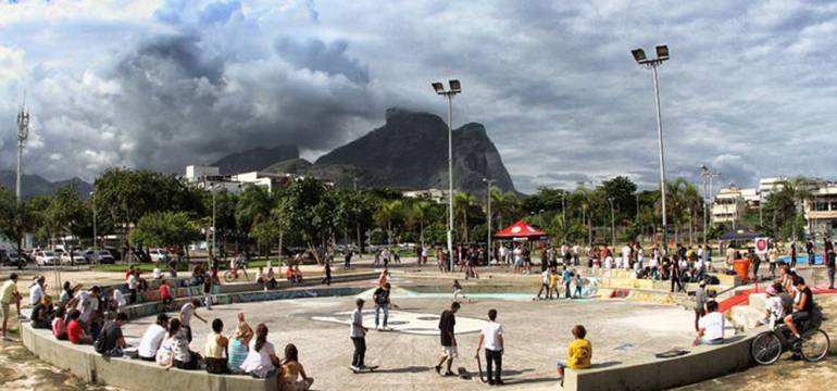 Praça Duó é um pico de Skate muito frequentado na Barra da Tijuca no Rio de Janeiro.