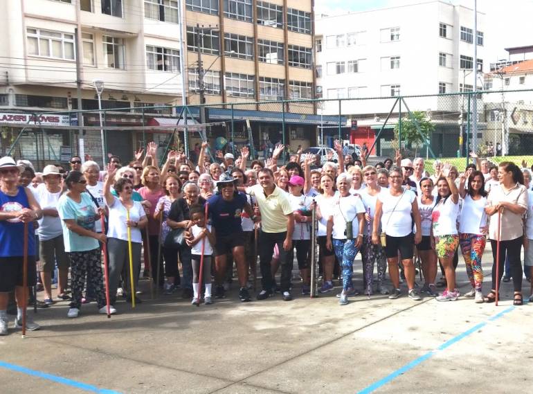 Aulão de ginástica lota quadra da Praça Olímpíca em Teresópolis