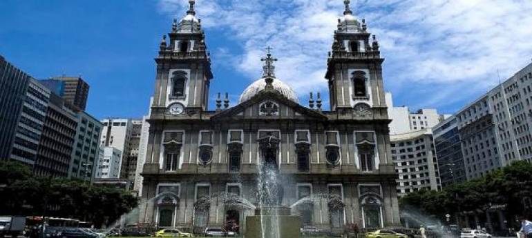 A Igreja de Nossa Senhora da Candelária fica no centro da cidade do Rio de Janeiro.