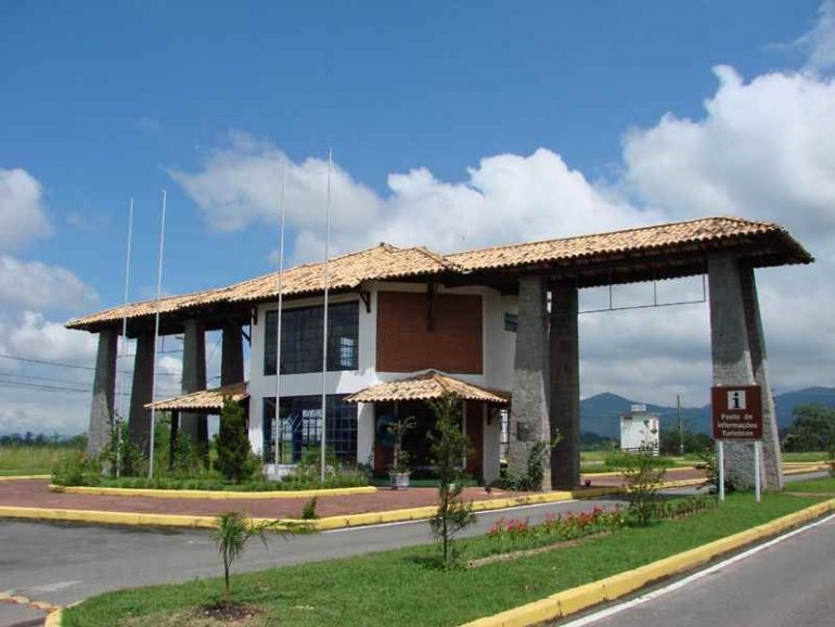 Portal turístico na entrada de Penedo, Itatiaia, RJ