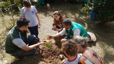 '&Aacute;rvores na Minha Escola' j&aacute; plantou mais de 100 mudas, com objetivo de plantar 1.500 mudas nas escolas da rede municipal
