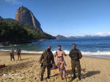 Pol&iacute;cia Militar salva filho e pai de afogamento na Praia Vermelha no Rio﻿