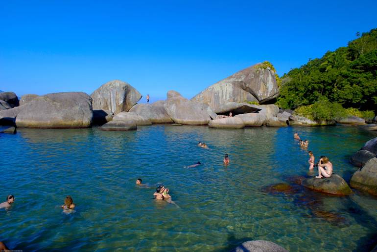 O Piscinão do Cachadaço em Trindade são peixinhos e muita diversão.