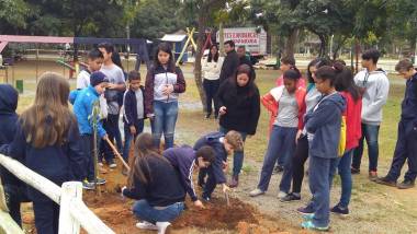 Crian&ccedil;as participam da cerim&ocirc;nia