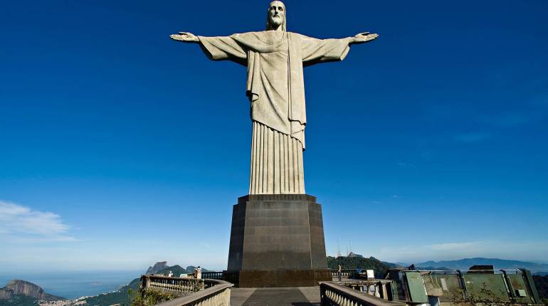 O Cristo Redentor recebe os visitantes e abençoa os cariocas e o mundo desde 1931