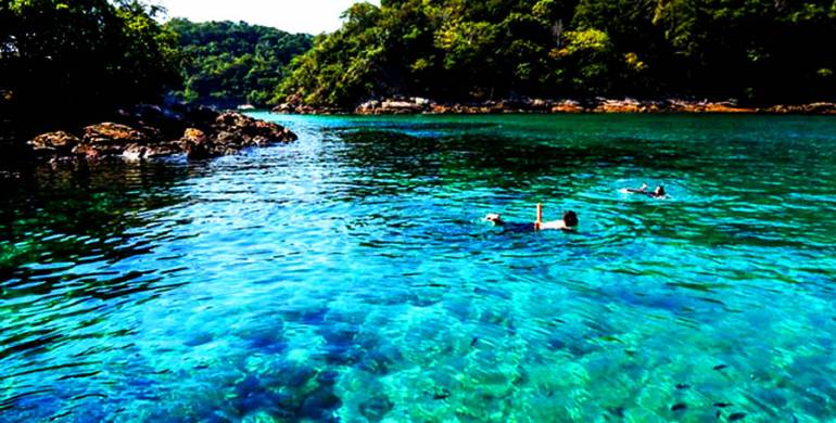 Lagoa azul. O encontro de duas pequeninas ilhas formam um paraíso para os amantes do snorkeling.