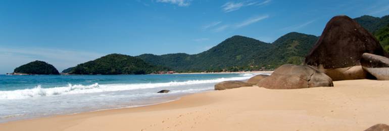 A Praia do Cepilho em Trindade é linda e tem cenário natural.