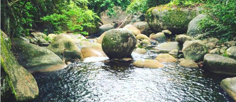 Conheça, mergulhe e curta o Poço das Andorinhas em Paraty.