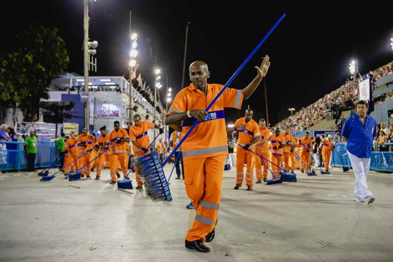 Atuação da Comlurb no Sambódromo durante a noite de segunda-feira e madrugada desta terça-feira