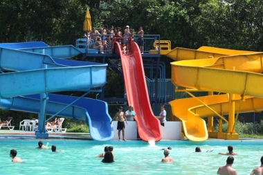 Projeto Ver&atilde;o no Parque Aqu&aacute;tico 2020 diverte moradores de todas as idades em Volta Redonda