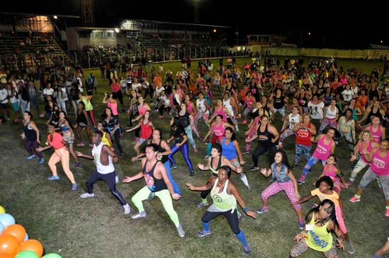 Projeto &#039;Zumba para Todos&#039; promove aula com o tema Natal Solidário nesta quarta-feira