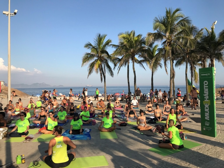 Aulão gratuito de Yoga neste sábado no Arpoador, promovido por Unimed-Rio