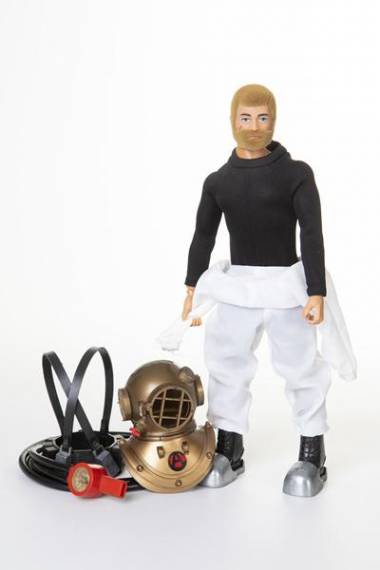 De f&eacute;rias, Falcon mergulha, luta contra inimigos e pilota seu jipe exclusivo