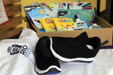 Aula inaugural: Prefeitura do Rio inicia distribui&ccedil;&atilde;o de kit escolar que pela primeira vez inclui par de t&ecirc;nis