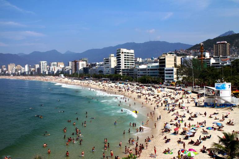 A Praia de Ipanema é o quintal da poesia e da burguesia carioca.