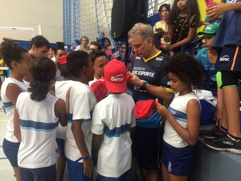 Time feminino do Sesc RJ ensina fundamentos do vôlei a jovens no Sesc Tijuca